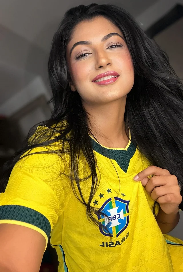 লামিমা লাম জার্সি লুকে হালকা গ্লসি গোলাপি লিপস আর ট্রেন্ডি ছাড়াছাড়া মাসকারার লুকে চার্ম ছড়াচ্ছেন খোলা চুলে