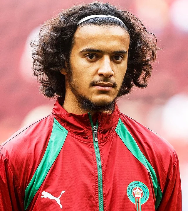 ঝাকড়া চুল সামলাতে মাঝে মাঝেই তিনি হেডব্যান্ড পরেন