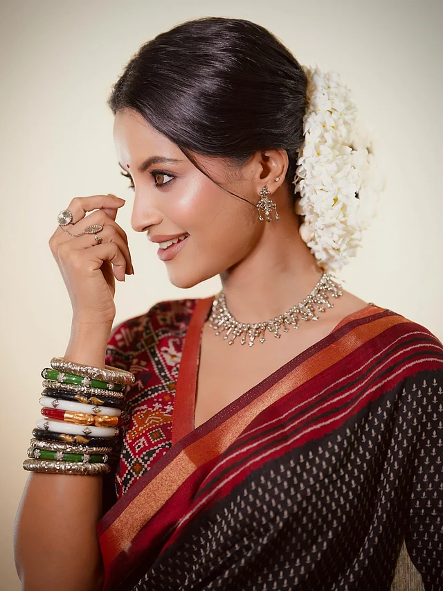 নজরকাড়া ম্যাচিং গয়না কানে গ্লায়। হাতে স্টেটমেন্ট চেইন আংটি