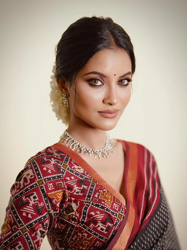 সিম্পল শাড়ির লুককে এভাবে এলিভেট করা তুষির পক্ষেই সম্ভব