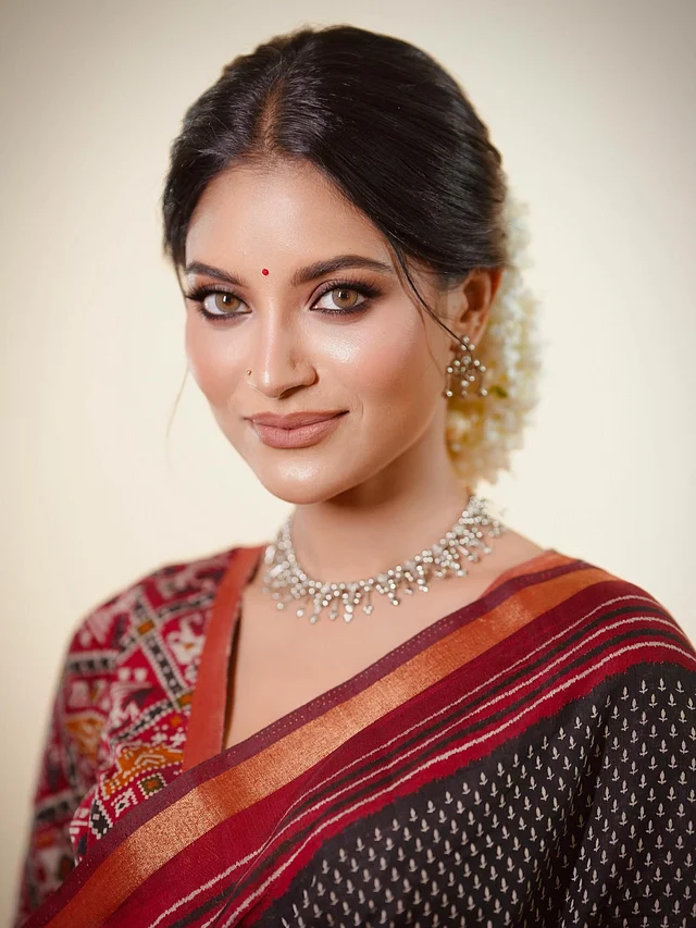 চোখের লেন্সে লুক বদলেছে তুষির।ট্রেন্ডি ছাড়াছাড়া মাসকারা, ডিফাইন্ড আইলাইনার, কাজলরেখা আর হালকা শ্যাডোর আই মেক আপ দেখা যাচ্ছে। সঙ্গে ম্যাট ন্যুড লিপস আর ছোট লাল টিপ