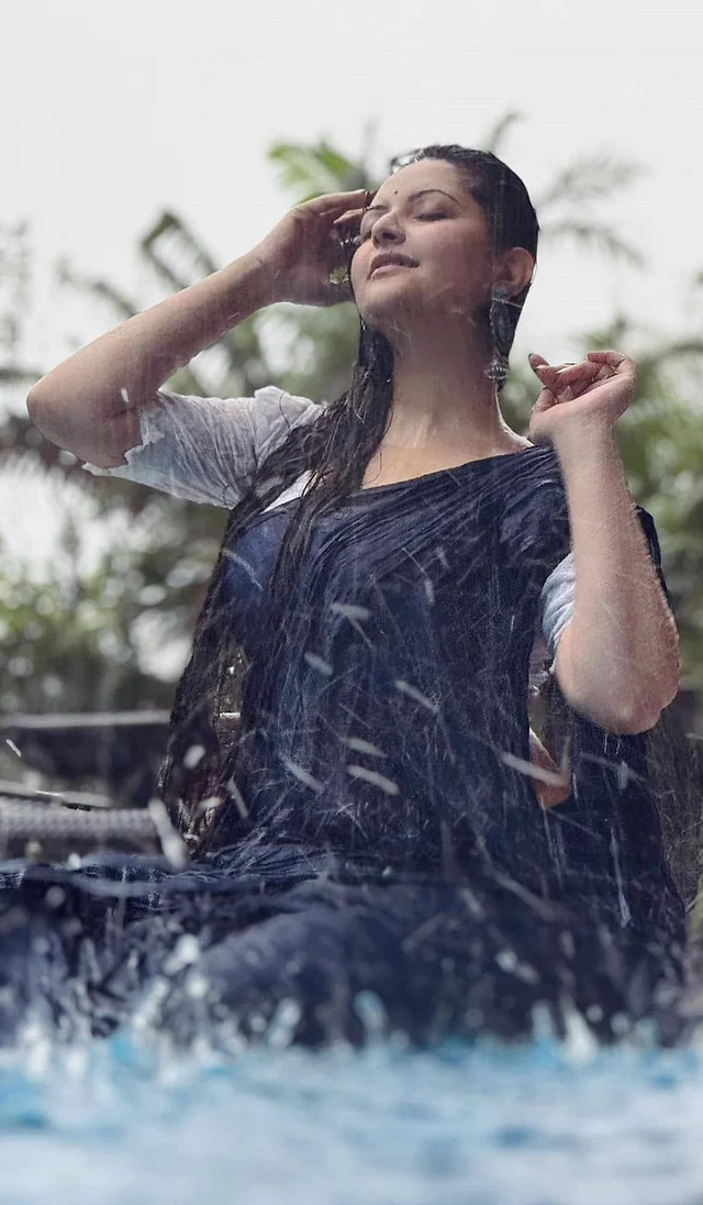 পুলসাইডে ঝুম বৃষ্টিতে ভিজছেন পরীমনি নীল শাড়ি-সাদা ব্লাউজে