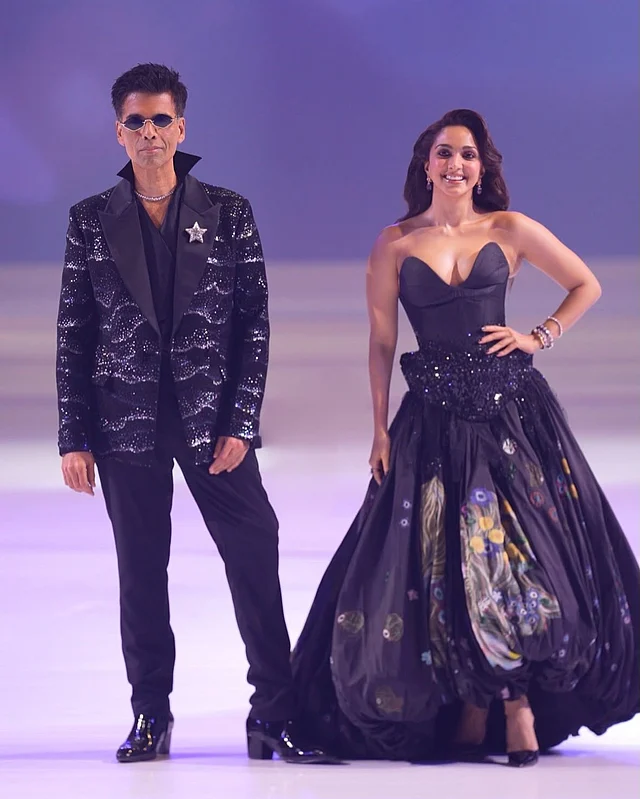 কিয়ারার গাউনে মিডসেকশনে স্ট্রাকচার্ড অংশেও সিকুইনের তারার মেলা। কালো পাম্পস আছে পায়ে