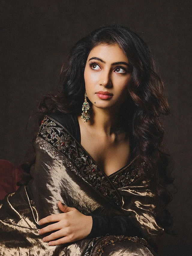 মেটালিক ফেব্রিকের গর্জিয়াস এথনিক ওয়্যারে সারা। সঙ্গে লম্বা ঝুলের দুল
