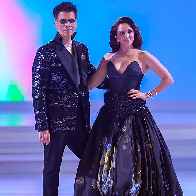 কিয়ারা পরেছেন রাহুলের সিগনেচার স্ট্রাকচারাল সিলোয়েটের গাউন। সেটির ড্রামাটিক ভল্যুমনাস ঘেরে ভ্যান গ-র স্টারি নাইটের ডিজাইন