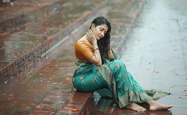 মিন্ট শাড়ি আর শর্ষে হলুদ ব্লাউজে বৃষ্টিভেজা লুকে আকর্ষণ ছড়াচ্ছেন সামিয়া অথই