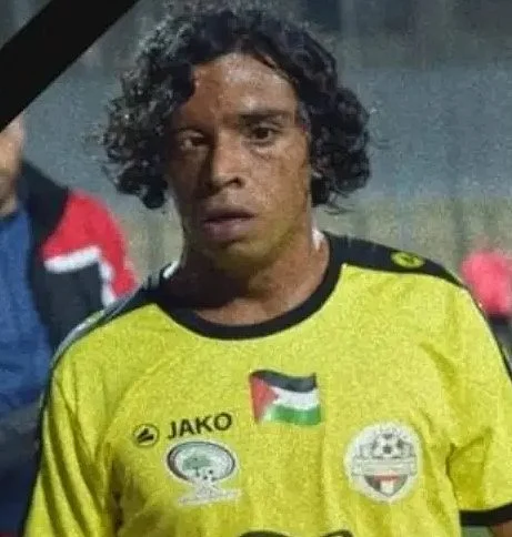 পশ্চিম তীরের উম আল খায়ের গ্রামের বাসিন্দা এই ফুটবলার ইসরায়েলি আগ্রাসনের বিরুদ্ধে সোচ্চার অ্যাক্টিভিস্ট ছিলেন, এমন এক প্রতিবাদের সময় ইসরায়েলি সেটলারের হাতে নিহত হন তিনি ২০২৫-এর ২৮ জুলাই