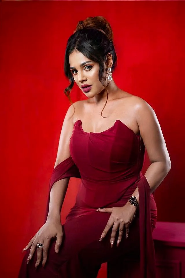 স্ট্র্যাপলেস লাল গাউনের সঙ্গে ম্যাচিং মনোক্রোম স্টোল দেখা যাচ্ছে এই লুকে