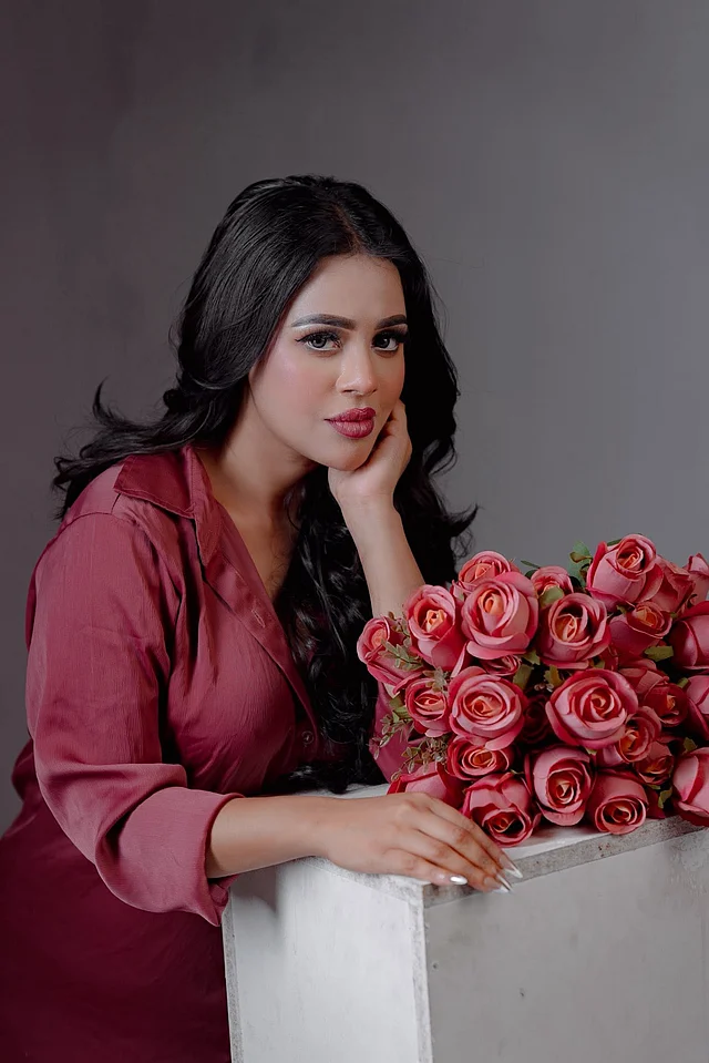 স্যাটিন শার্ট ড্রেসে সফট গ্ল্যাম মেকওভার