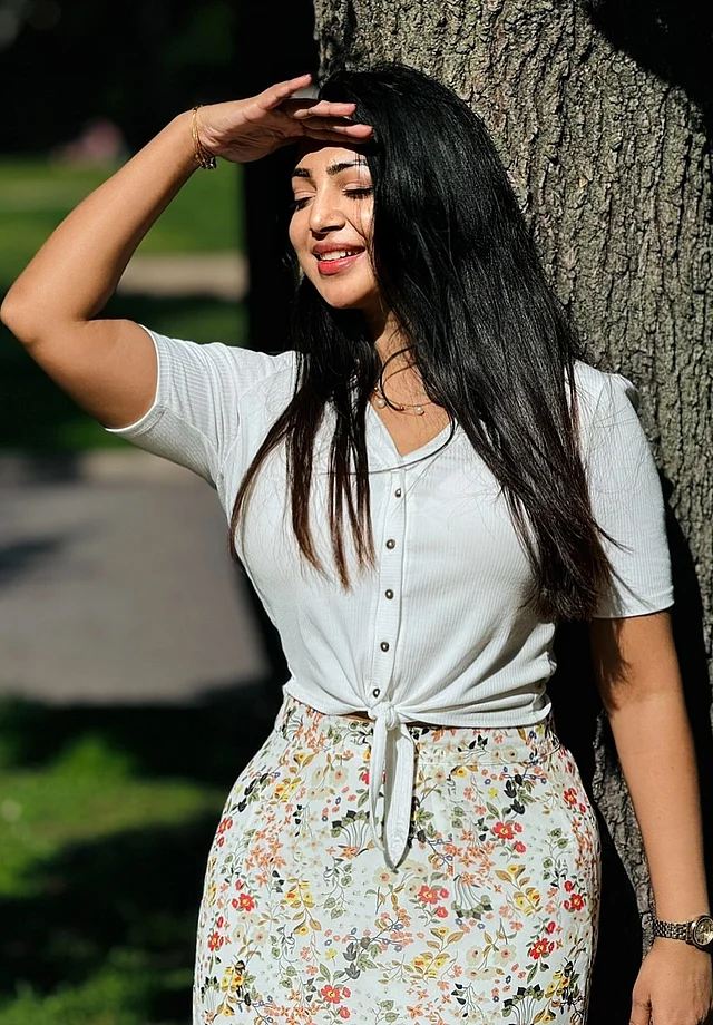 এখানে সাদা নটেড টপ আর ফুলেল প্রিন্টের স্কার্ট