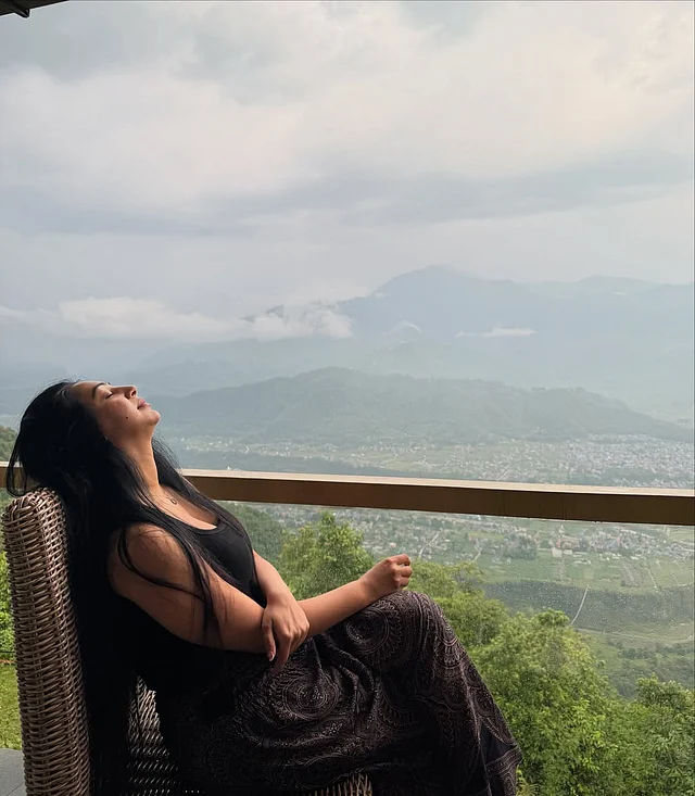কালো স্লিভলেস ড্রেসে প্রভা
