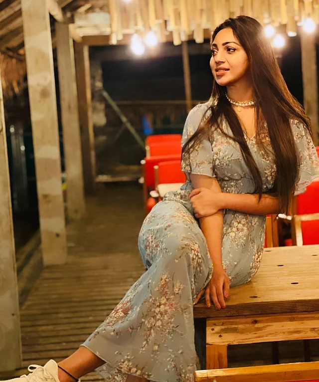 স্নিকার্স দিয়ে পেইল ব্লু ফুলেল ম্যাক্সি ড্রেস পরেছেন প্রভা