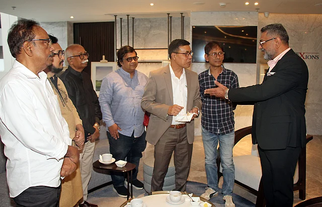 অতিথিদের সঙ্গে কথা বলছেন আইএইচজি সাউথওয়েস্ট এশিয়ার এরিয়া জেনারেল ম্যানেজার এবং ক্রাউন প্লাজা ঢাকা এয়ারপোর্ট ও ইন্টারকন্টিনেন্টাল ঢাকার ক্লাস্টার জেনারেল ম্যানেজার অশ্বিনী নায়ার