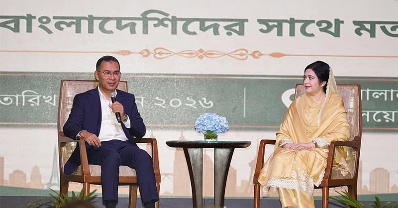 মালয়েশিয়ায় বসবাসরত বাংলাদেশিদের সঙ্গে মতবিনিময় সভায় বক্তব্য দেন প্রধানমন্ত্রী তারেক রহমান। এ সময় তাঁর সহধর্মিণী ডা. জুবাইদা রহমান উপস্থিত ছিলেন। হোটেল শাংগ্রি লা, কুয়ালালামপুর, মালয়েশিয়া, ২১ জুন