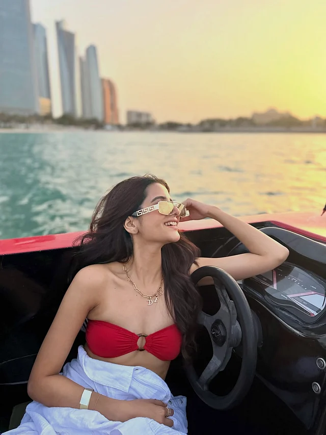 জীবনকে যেন পুরোদমে উপভোগ করছেন তিনি