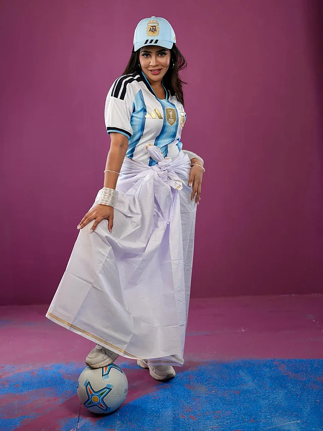 এমনিতে লুঙ্গি পুরুষদের পোশাক হিসেবে পরিচিত হলেও সানজিদার পুরো লুকে ফেমিনিন আমেজ আছে