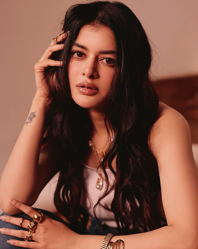 বিভিন্ন ধরনের গয়না একসঙ্গে পরার এই ট্রেন্ডটি বর্তমানে বেশ জনপ্রিয়। এতে খুব সাধারণ পোশাকও সহজেই স্টাইলিশ ও ফ্যাশন-ফরোয়ার্ড হয়ে ওঠে।এ ধরনের জুয়েলারির সবচেয়ে বড় সুবিধা হলো, জমকালো পোশাকের প্রয়োজন পড়ে না।
