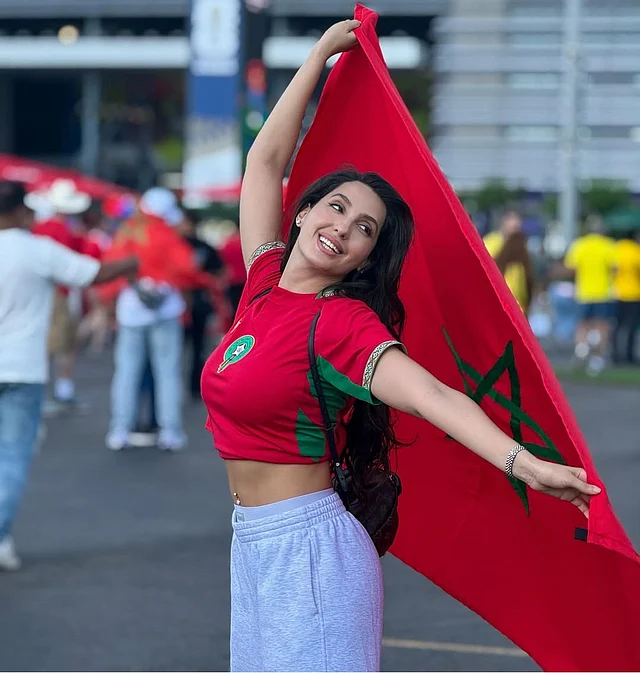 মরোক্কান ক্রপড জার্সির সঙ্গে মরোক্কান পতাকা ফ্লন্ট করছেন নোরা