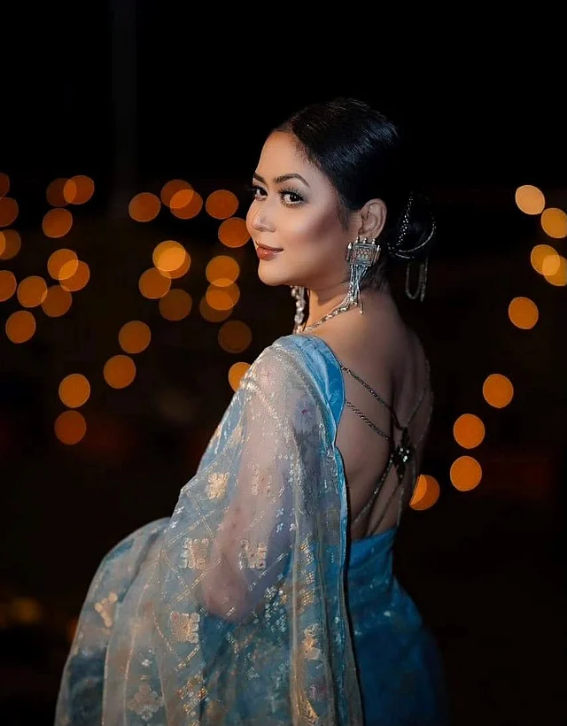 পাউডার ব্লু রঙের জামদানি শাড়ি আর ম্যাচিং স্লিভলেস ব্লাউজে মোহময় লুকে ধরা দিয়েছেন অভিনেত্রী ভাবনা।