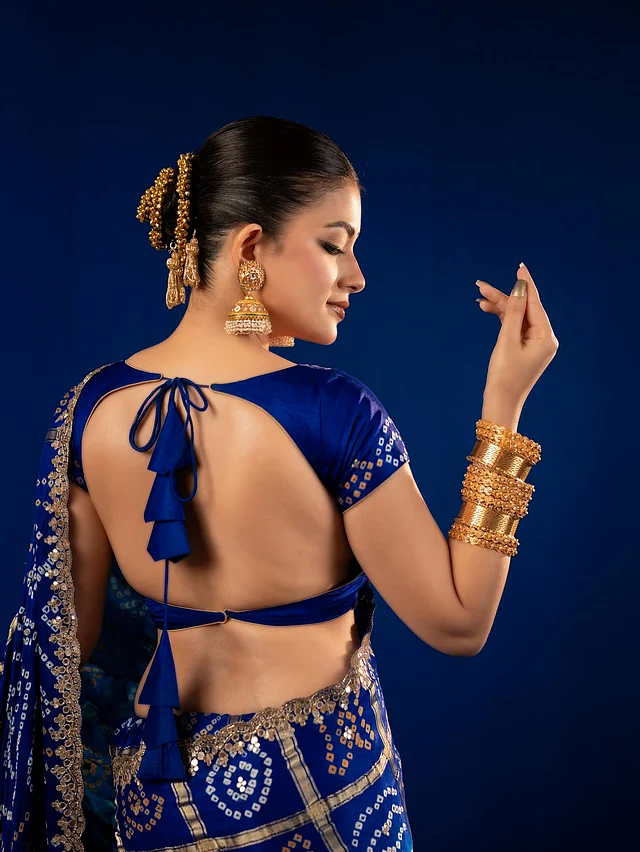 রয়্যাল ব্লু রঙের বাটিক শাড়িতে মন্দিরা চক্রবর্তী যেন এক অপ্সরা।