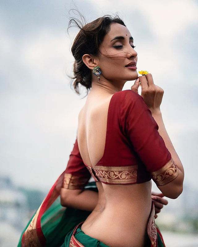 সবুজ শাড়ির সঙ্গে ডিপ-কাট ব্যাকলেস মেরুন ব্লাউজে আবেদনময়ী লুকে ধরা দিলেন তানজিয়া মিথিলা