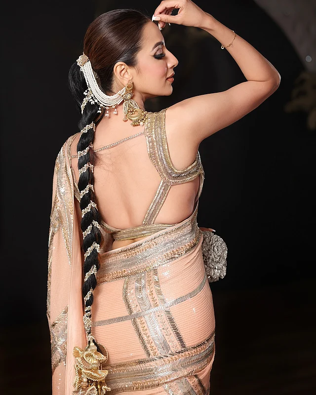 জমকালো সিকুইন শাড়ির সঙ্গে কাটআউট ডিজাইনের মেটালিক-স্ট্র্যাপড ব্যাকলেস ব্লাউজের গ্ল্যাম লুকে বিদ্যা সিনহা মিম