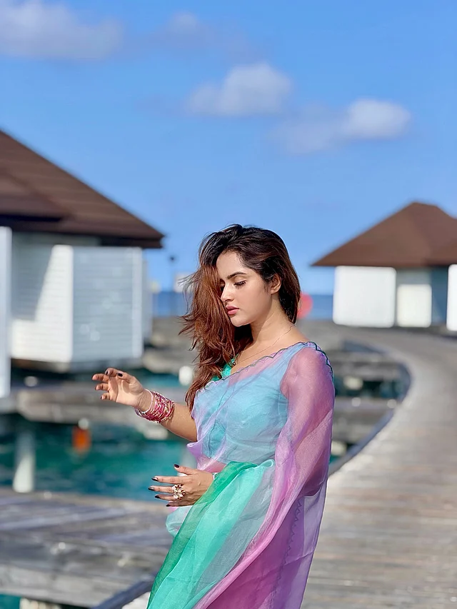 শাড়ি পরতে ভালোবাসেন কেয়া পায়েল। এখানে বেড়াতে গিয়ে তিনি পরেছেন মিন্ট-পার্পল-গোলাপি শেডের শিয়ার শাড়ি ও ম্যাচিং স্লিভলেস মিন্ট ব্লাউজ।