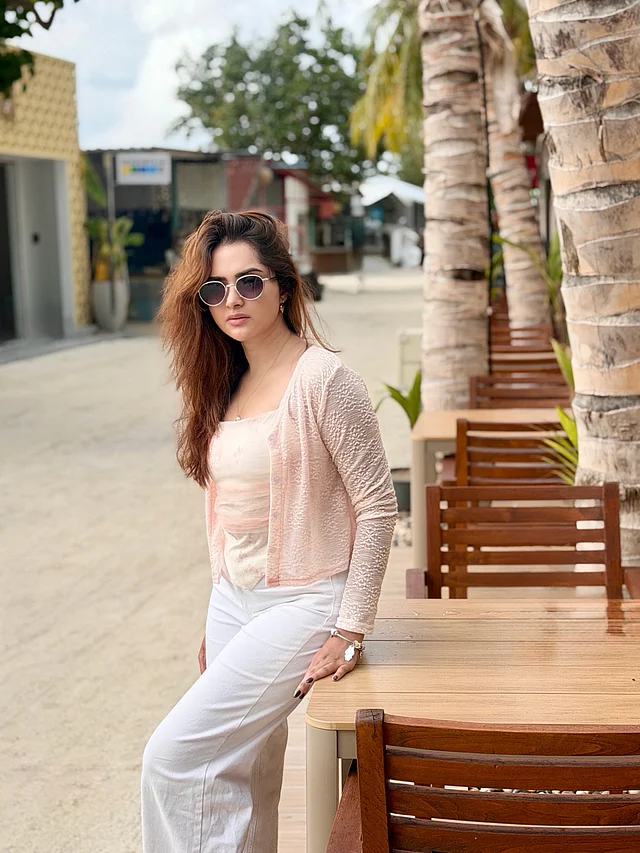 সঙ্গে আছে সাদা ফ্লেয়ার প্যান্ট আর কালো শেডস