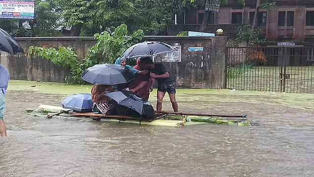 সবকিছুর উর্ধে খেলা উপভোগের। তবে বন্যা পরিস্থিতির দিকেও নজর রাখা উচিত বলে হিমির মত