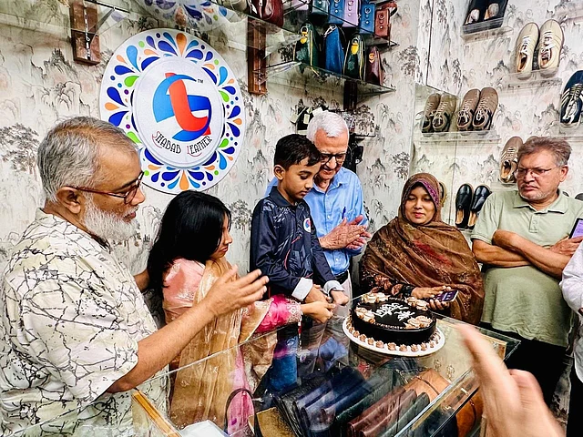 অতিথিদের শুভেচ্ছা, নতুন পণ্যের প্রদর্শনী আর শুভ উদ্বোধনের আনুষ্ঠানিকতার মধ্য দিয়ে যাত্রা শুরু করল শাবাব লেদারের নতুন শোরুম