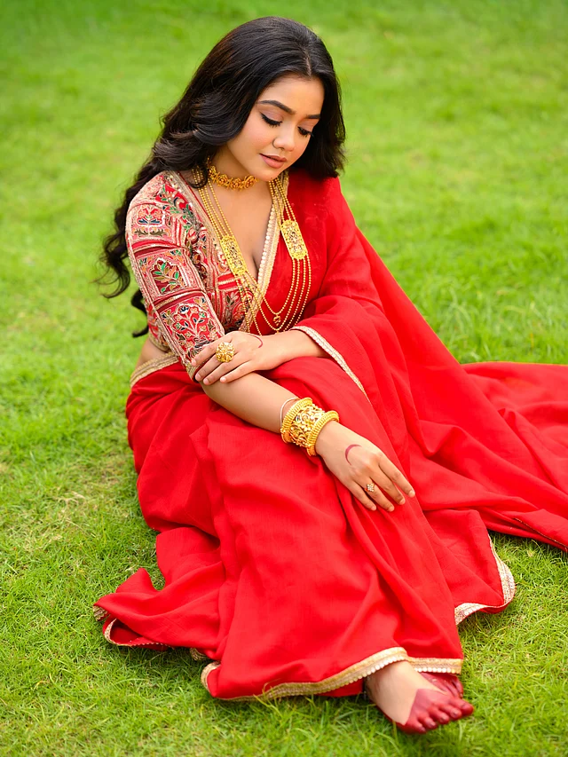 লাল শাড়িতে লাল টুটুকটুকে সাজে