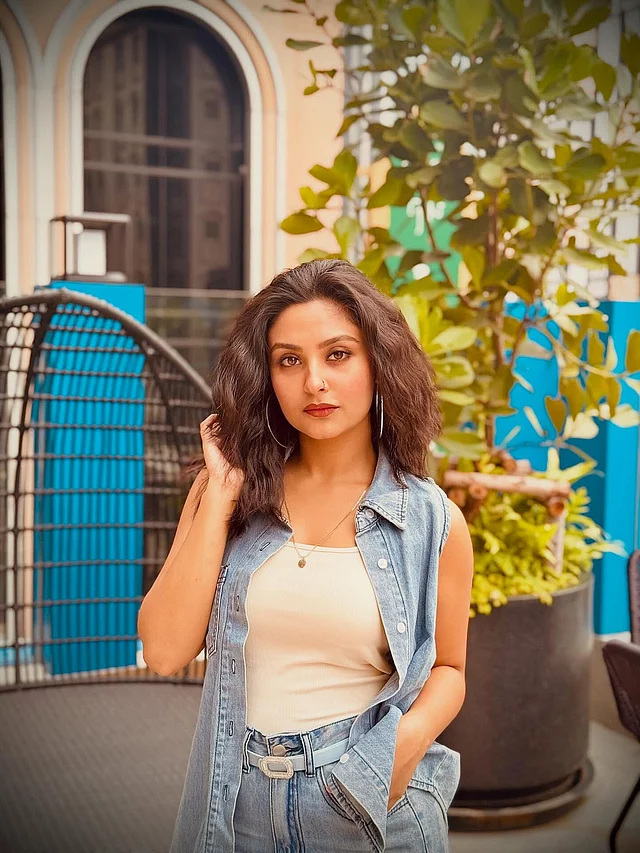 সাদা ট্যাংক টপের ওপর অভিনেত্রী লেয়ার করেছে স্লিভলেস ডেনিম শার্ট। এর সঙ্গে জুটি হয়েছে হাই-ওয়েস্ট জিনস। সঙ্গে পরেছেন নীল রঙের বেল্ট।