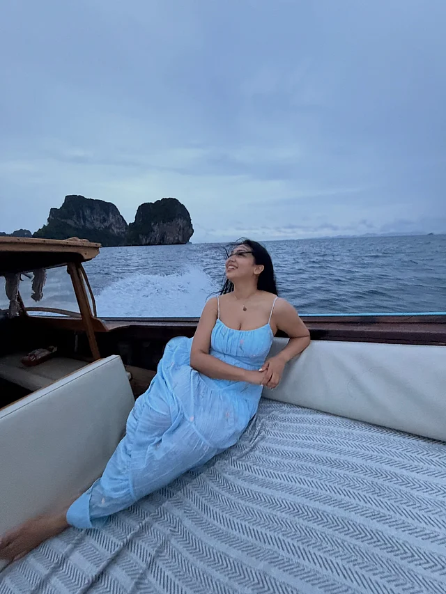 স্লিভলেস ড্রেসে নীল সাগরে চার্ম ছড়াচ্ছেন তিনি