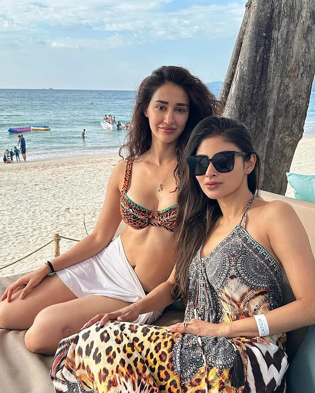 বি-টাউনের ‘বিএফএফ’ অভিনেত্রী দিশা পাটানি ও মৌনি রায়। ফ্যাশন, ফিটনেস ও ভ্রমণের প্রতি দুজনেরই আগ্রহ তাঁদের আরও কাছাকাছি এনেছে। অবসর পেলেই একসঙ্গে ছুটি কাটানো, বিভিন্ন অনুষ্ঠানে উপস্থিত হওয়া কিংবা সামাজিক যোগাযোগমাধ্যমে একে অপরকে উৎসাহ দেওয়া—সব মিলিয়ে তাঁদের বন্ধুত্বের রসায়ন ভক্তদের নজর কাড়ে।