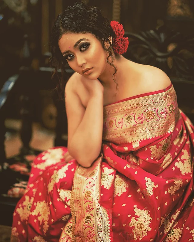 লাল বেনারসির চার্মে আকর্ষণ ছড়াচ্ছেন ভাবনা