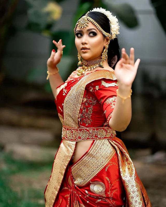 লাল বেনারসি আর ঝলমলে সোনালি গয়নায় নাচের মোহনীয় মুদ্রায় ভাবনা