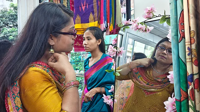 সরলার নতুন গয়না দেখছেন একজন ক্রেতা