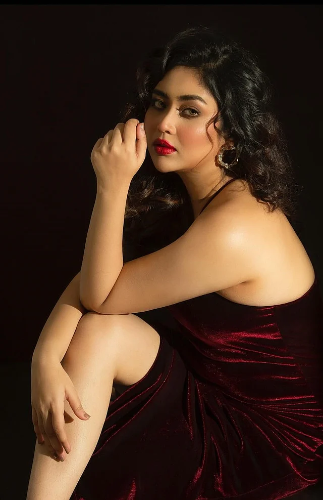 ওয়াইন স্লিট দেওয়া হলটারনেক গাউনে হলিউড ভাইব দিচ্ছেন আকর্ষণীয় ভাবনা