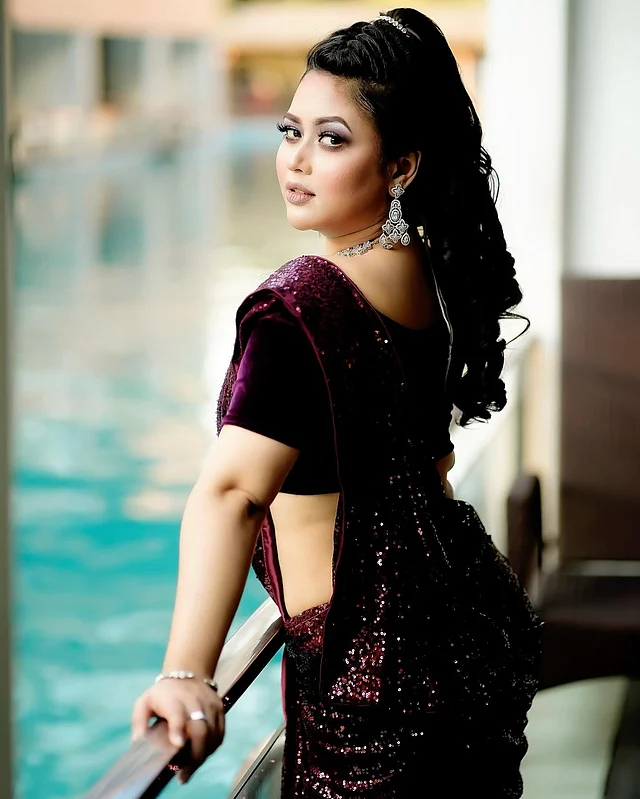রেট্রো লুকে সিক্সটিজ আমেজে ভাবনা পার্পল সিকুইন শাড়ির ইউনিক লুক