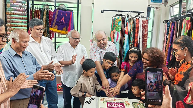 সরলার ক্রেতা, শুভানুধ্যায়ী ও ঘনিষ্ঠজনেরা ছিল উদ্বোধনী আয়োজনে
