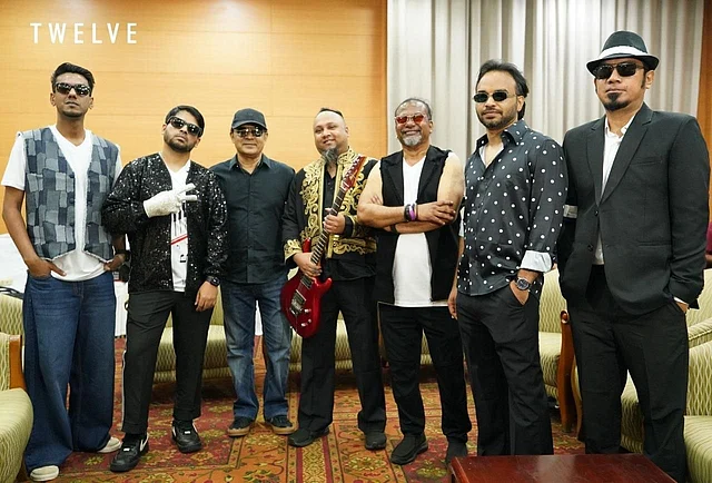 পুরো কস্টিউম সংগ্রহটি দর্শকদের ফিরিয়ে নিয়েছে কিং অব পপের সোনালি সময়ে