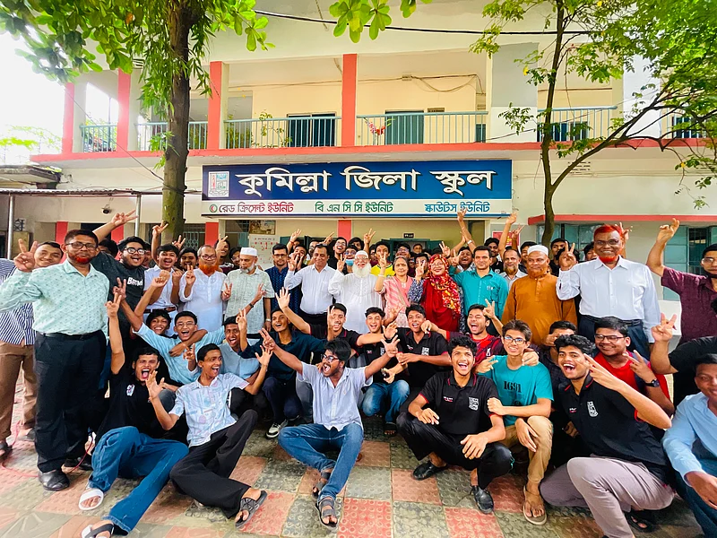 এসএসসি পরীক্ষার ফলাফল ঘোষণার পর কাঙ্ক্ষিত ফল পেয়ে কুমিল্লা জিলা স্কুলের শিক্ষার্থীদের উচ্ছ্বাস।