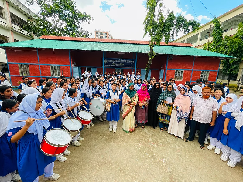 কুমিল্লার নবাব ফয়জুন্নেছা সরকারি বালিকা উচ্চবিদ্যালয়ের শিক্ষার্থীদের উচ্ছ্বাস