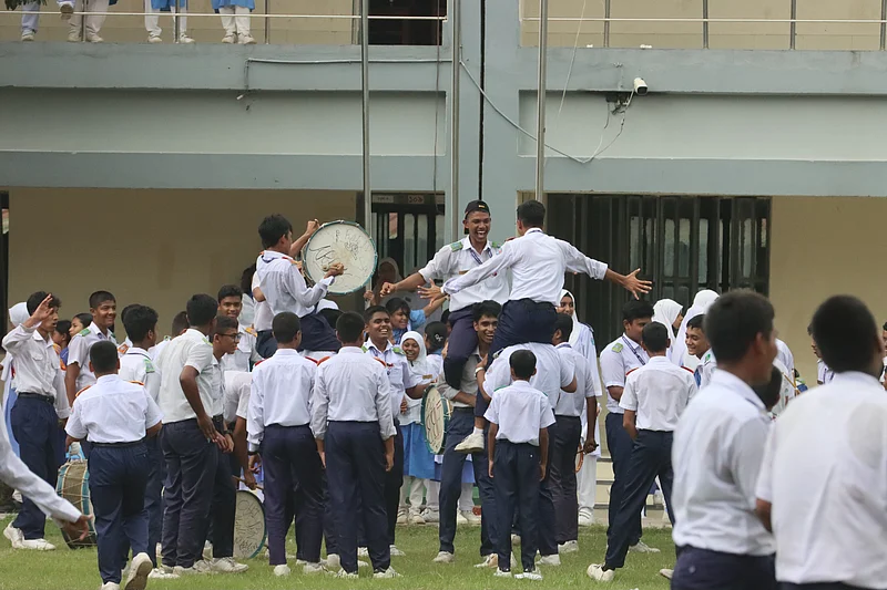 রাজশাহী ক্যান্টনমেন্ট বোর্ড স্কুল অ্যান্ড কলেজের শিক্ষার্থীদের উল্লাস