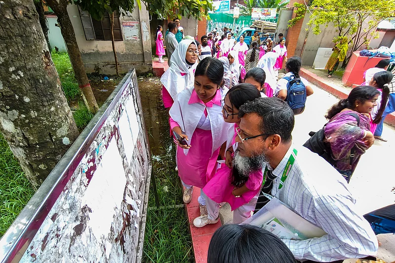 বোর্ডে টাঙানো ফলাফল দেখছেন শিক্ষার্থী ও অভিভাবক। সরকারি বালিকা উচ্চবিদ্যালয়, বরিশাল নগর, ১০ আগস্ট ২০২৬