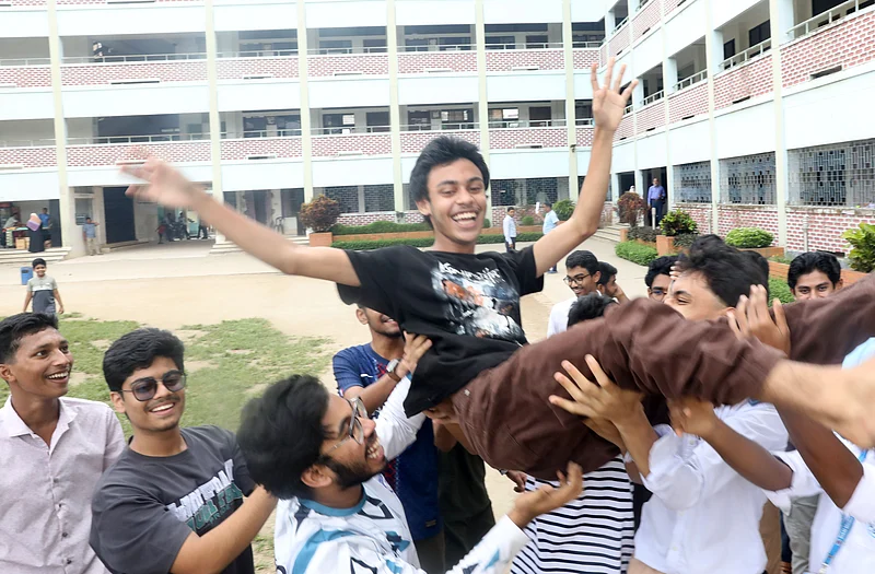 এসএসসি ও সমমান পরীক্ষার ফলাফলের পর বগুড়ার বিয়াম মডেল স্কুল ও কলেজের শিক্ষার্থীর উল্লাস