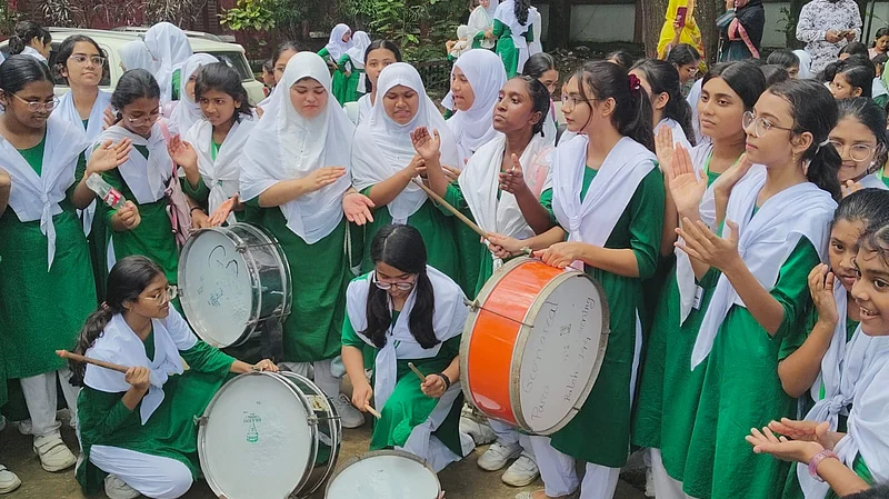 শতভাগ পাসে শিক্ষার্থীরা আনন্দিত। বিদ্যাময়ী সরকারি বালিকা উচ্চবিদ্যালয়, ময়মনসিংহ