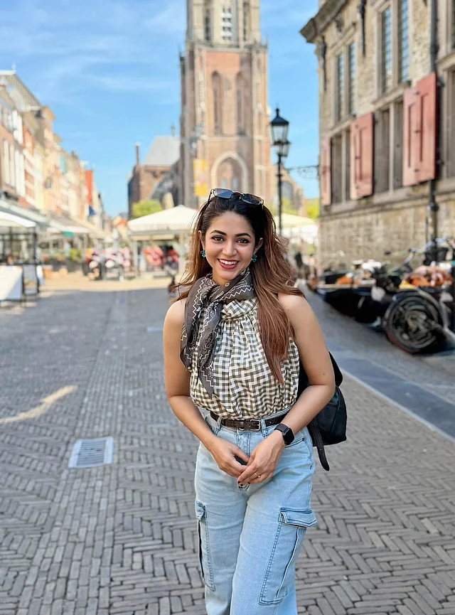 নেদারল্যান্ডসের ডেলফটের পথে পথে একই জিনসে ঊর্বী। সঙ্গে হলটারনেক্সাদা-কালো চেকার্ড টপ আর সাদা এমব্রয়ডারির ধূসর স্কার্ফ