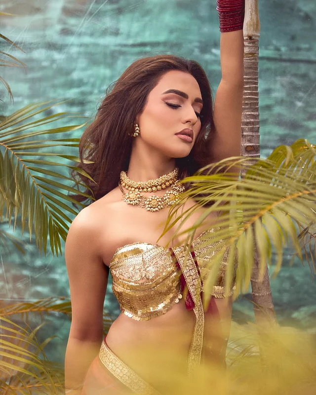 চমৎকার ফিটিং দেখা যাচ্ছে এই সুইটহার্ট প্যাটার্নের কাঁচুলির লুকে