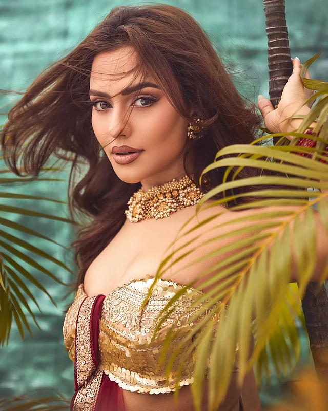 স্ট্র্যাপলেস কাঁচুলিতে সোনালি বুননের পাড় আর চুমকির ভরপুর কারুকাজ